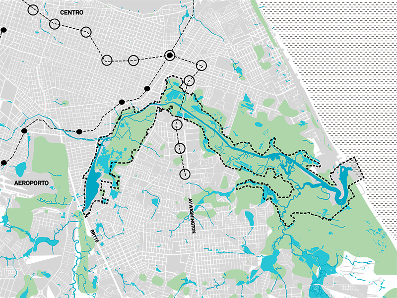 Mapa da área do Parque do Cocó, mostrando as áreas verdes destacadas em verde, os cursos d’água em azul e a malha urbana em cinza. A área do parque é demarcada por linha pontilhada e são apresentadas as linhas de transporte público, concentradas ao norte do parque.